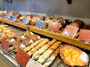 【ブーランジュリー ル リアン】惣菜パンからスイーツパン、ハード系まで。美味しいと評判のパンが60種類以上並ぶ人気店