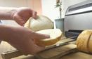 おしゃれなサンドイッチを作りたかったらコレ！ 「パンの厚さを均一に切って具のこぼれも防止」しちゃう画期的なナイフが登場!!
