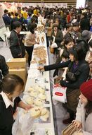 パン好き集結　函館の全日本フェス、きょうまで　完売続々、人気１位はたこ焼きパン
