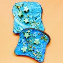 パンの表面がブルーやピンク！「マーメイドトースト」なるカラフルフードが海外で大人気 / 自然食品で色を付けているので健康にも安全らしいぞ!!