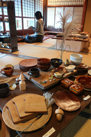 食パン型の木皿、パン窯の灰使ったマグ　京都でパンのうつわ展