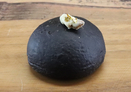 ホワイトチョコ×蜂蜜カスタードの優しい口どけ ブラックカカオで包んだリッチなクリームパン 「kuro・yuki　黒雪」が再登場