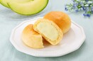 「冷やして食べるとろけるくりーむパン 静岡クラウンメロン」を企画。6月6日（火）より全国のファミリーマートで販売開始