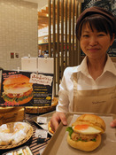 山口のご当地バーガー、JR新山口駅のパン店で人気商品に