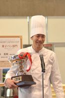 第2回　ベーカリージャパンカップ　菓子パン部門入賞者　優勝は宇田シェフ