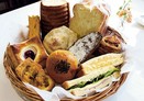 この春、石造りのピザ窯も設置。施設で栽培したハーブを使ったパンも人気