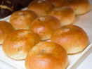 高知移住者が須崎市に手作りパン店「プレンティ」 あんこ作りも職人が手作業で