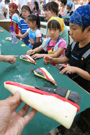 新幹線Ｈ５系車両をパンに　函館で教室、親子が挑戦