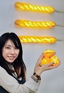 光るパンのインテリア制作　神戸の美術家が展示会