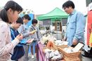 福祉作業所が手作り雑貨やパン販売、東北復興支援ブースも　神戸・長田で「一七市」