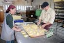 礼文島唯一のパン店「ラパン」　島民に笑顔届け１５年目、ケーキや赤飯も