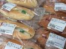 高知県交通安全協会宿毛支部が信号を イメージしたパンを配布して交通安全を呼びかける