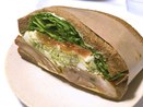 【スタバはパンもウマい】新作サンドイッチが肉モリモリでびっくりした!! ガッツリなのに意識高めな「バジルチキンサンドイッチ」