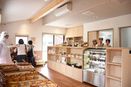 障害者が接客、カフェがオープン　京都、本格的なパン製造も
