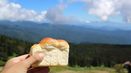 【パンと絶景】標高2307m！　日本一高い場所にあるパン屋で食べる「山型パン」/横手山頂ヒュッテ