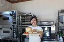 浜松・西山町にパン店　地元の茶店の娘が開業、開店前から並ぶ客も
