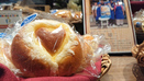 ハートの模様がかわいいクリームパン 横浜高島屋に障がい者の自立と社会参加を応援する「スワンベーカリー」初出店