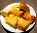 【秘密にしたいグルメ】パクチー食べ放題で注目の新宿中村屋ビル「ランブータン」は実はパン食べ放題が素晴らしい